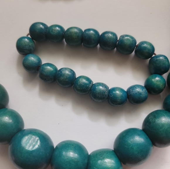 Greenish blue wooden necklace and bracelet set - Picture 1 of 2